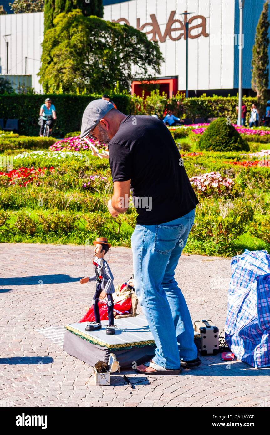 Riva del Garda, Lombardia, Italia - 12 Settembre 2019: l'artista burattinaio eseguendo con la sua bambola sulla passeggiata del lago di Garda in Riva del Garda city Foto Stock