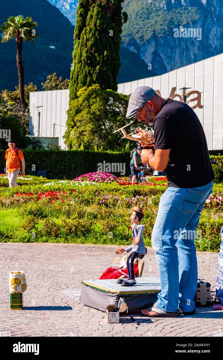Riva del Garda, Lombardia, Italia - 12 Settembre 2019: l'artista burattinaio eseguendo con la sua bambola sulla passeggiata del lago di Garda in Riva del Garda city Foto Stock