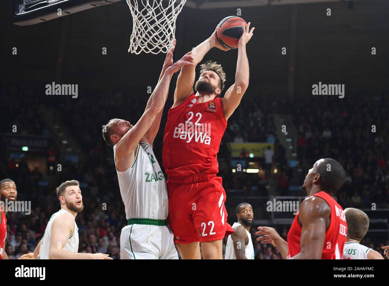 Monaco di Baviera, Deutschland. 27 Dic, 2019. DANILO BARTHEL (FCB), azione, duelli contro A.MILAKNIS (Kaunas). Eurolega di basket/FC Bayern Munich-Zalgiris Kaunas, su dicembre 27th, 2019, AUDIDOM E. | Utilizzo di credito in tutto il mondo: dpa/Alamy Live News Foto Stock