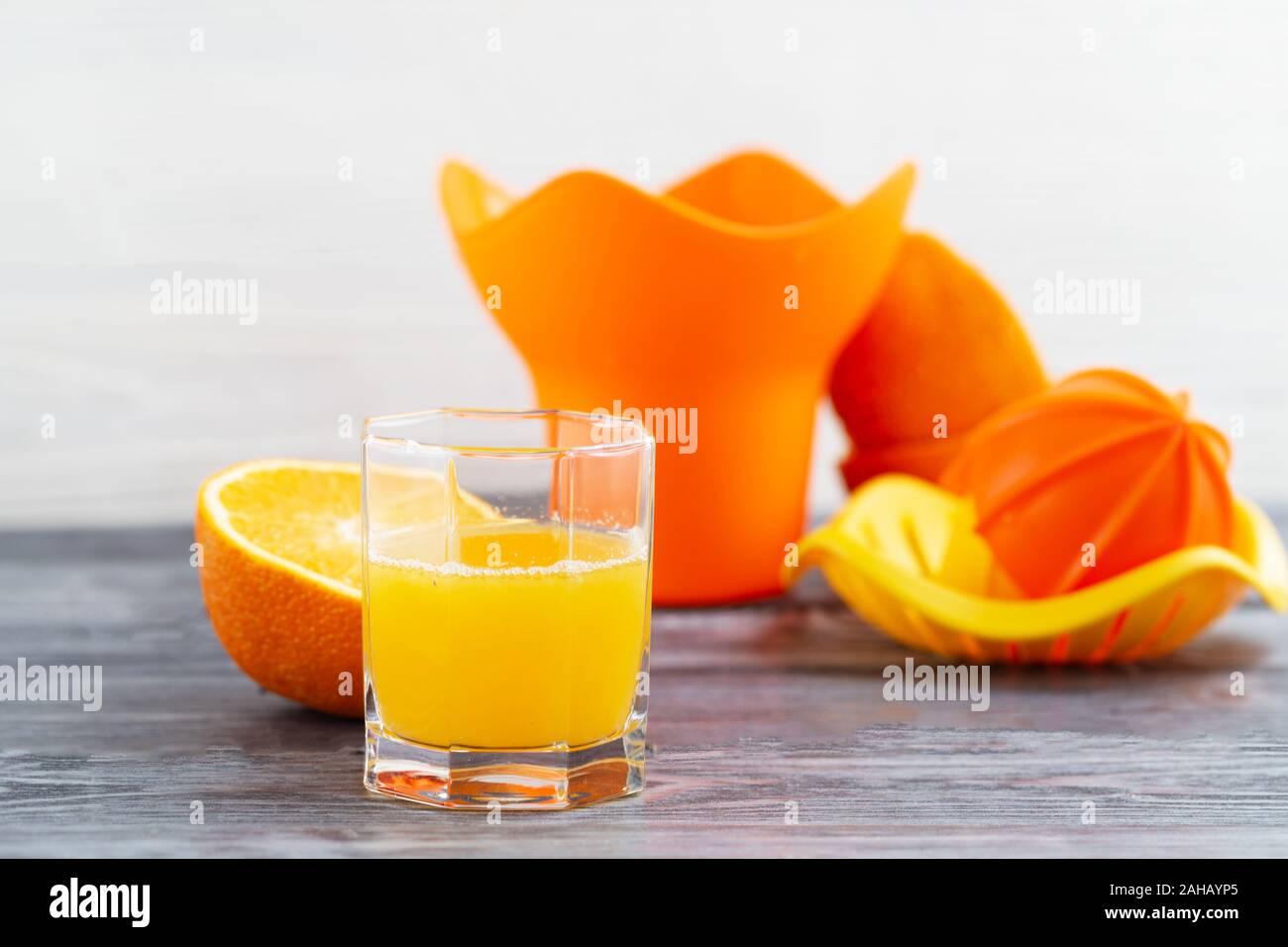 Preparazione di succo d'arancia appena spremuto su una centrifuga manuale per agrumi. Foto Stock
