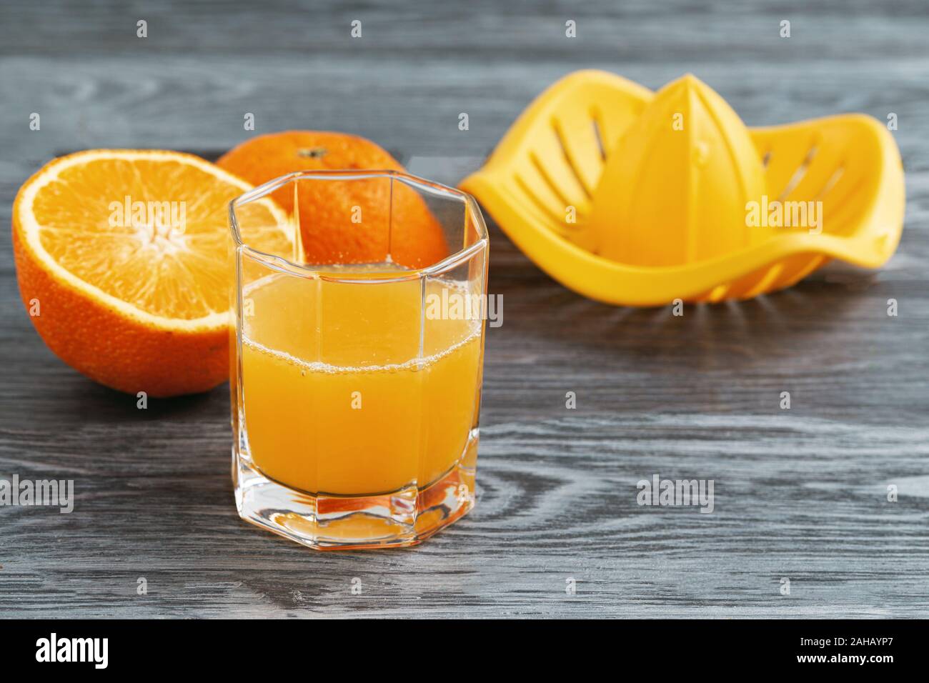 Preparazione di succo d'arancia appena spremuto su una centrifuga manuale per agrumi. Foto Stock