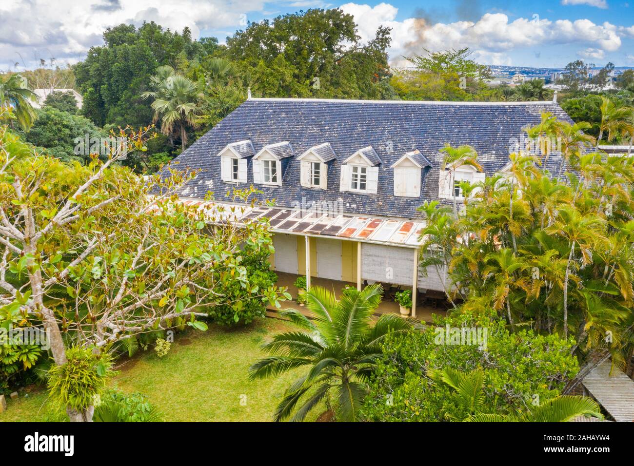 Lussureggianti giardini tropicali e tetto di tegole di Eureka La Maison Creole vecchia casa coloniale, Moka, Oceano Indiano, Mauritius Foto Stock