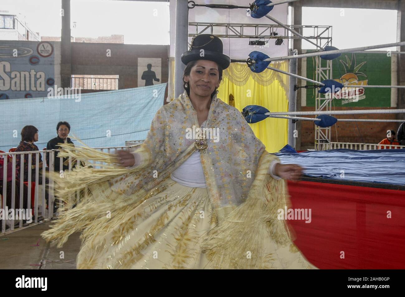 El Alto in Bolivia. 5 Novembre, 2015. Una Donna vestita di un costume tradizionale danze durante la mostra di El Alto.Wrestling show di El Alto da donne in costumi tradizionali noti come 'Cholitas'' denigratori la frase contro la donna boliviana che con questa mostra intende rivalutare l identità e il ruolo importante delle donne nella società dimostrando che essi possono combattere lo stesso e anche meglio di ragazzi. Credito: Alvaro Fuente SOPA/images/ZUMA filo/Alamy Live News Foto Stock