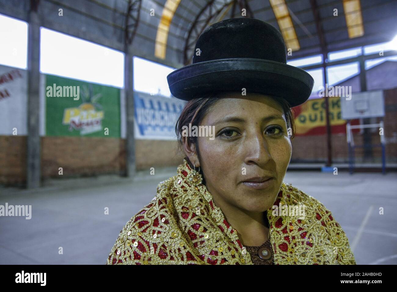 El Alto in Bolivia. 5 Novembre, 2015. Una Cholita in posa per una foto durante la mostra di El Alto.Wrestling show di El Alto da donne in costumi tradizionali noti come 'Cholitas'' denigratori la frase contro la donna boliviana che con questa mostra intende rivalutare l identità e il ruolo importante delle donne nella società dimostrando che essi possono combattere lo stesso e anche meglio di ragazzi. Credito: Alvaro Fuente SOPA/images/ZUMA filo/Alamy Live News Foto Stock