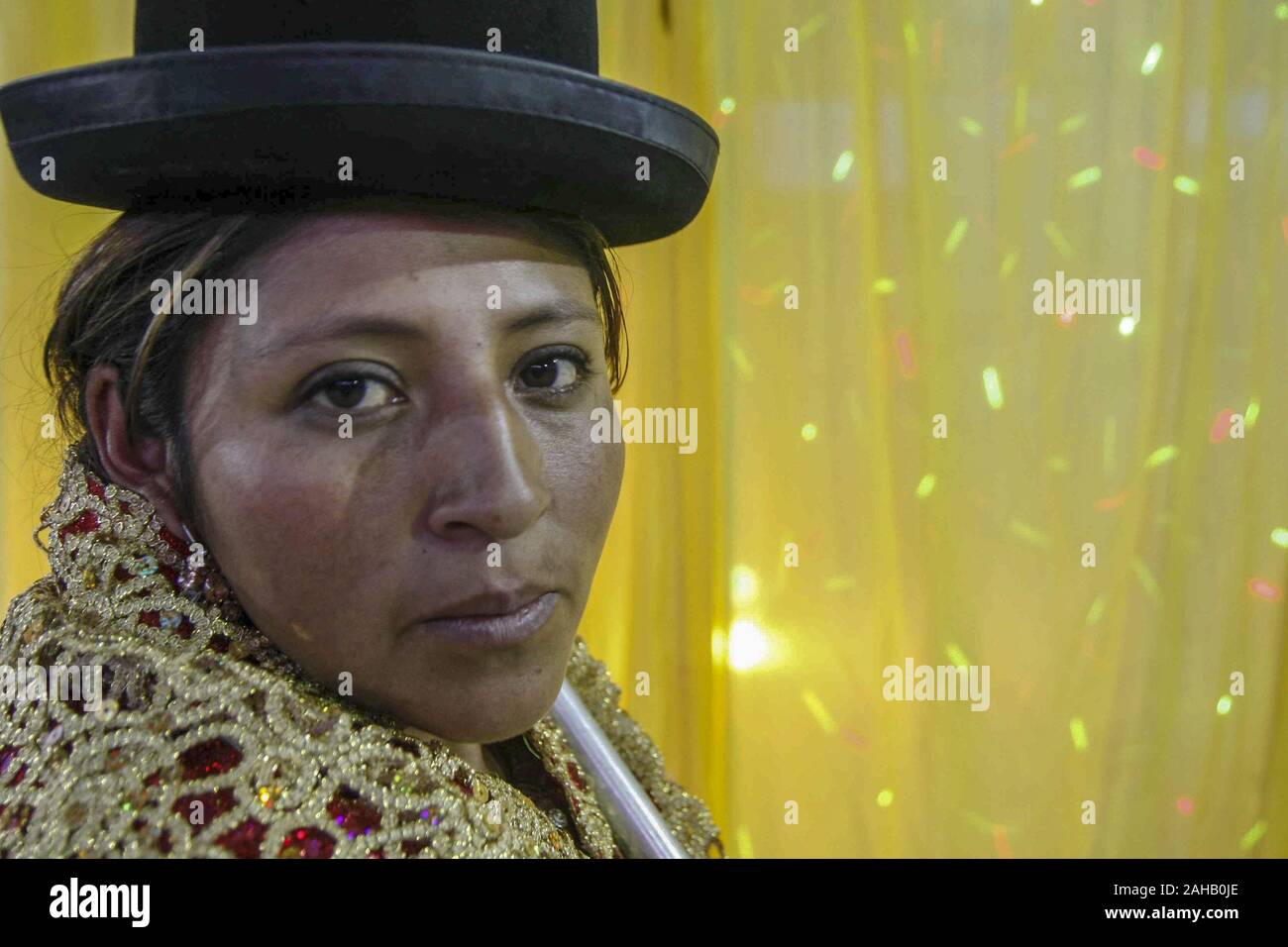 El Alto in Bolivia. 5 Novembre, 2015. Una Cholita in posa per una foto durante la mostra di El Alto.Wrestling show di El Alto da donne in costumi tradizionali noti come 'Cholitas'' denigratori la frase contro la donna boliviana che con questa mostra intende rivalutare l identità e il ruolo importante delle donne nella società dimostrando che essi possono combattere lo stesso e anche meglio di ragazzi. Credito: Alvaro Fuente SOPA/images/ZUMA filo/Alamy Live News Foto Stock