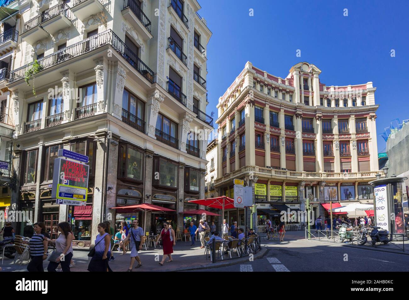 Una tipica strada di Madrid, Spagna Foto Stock