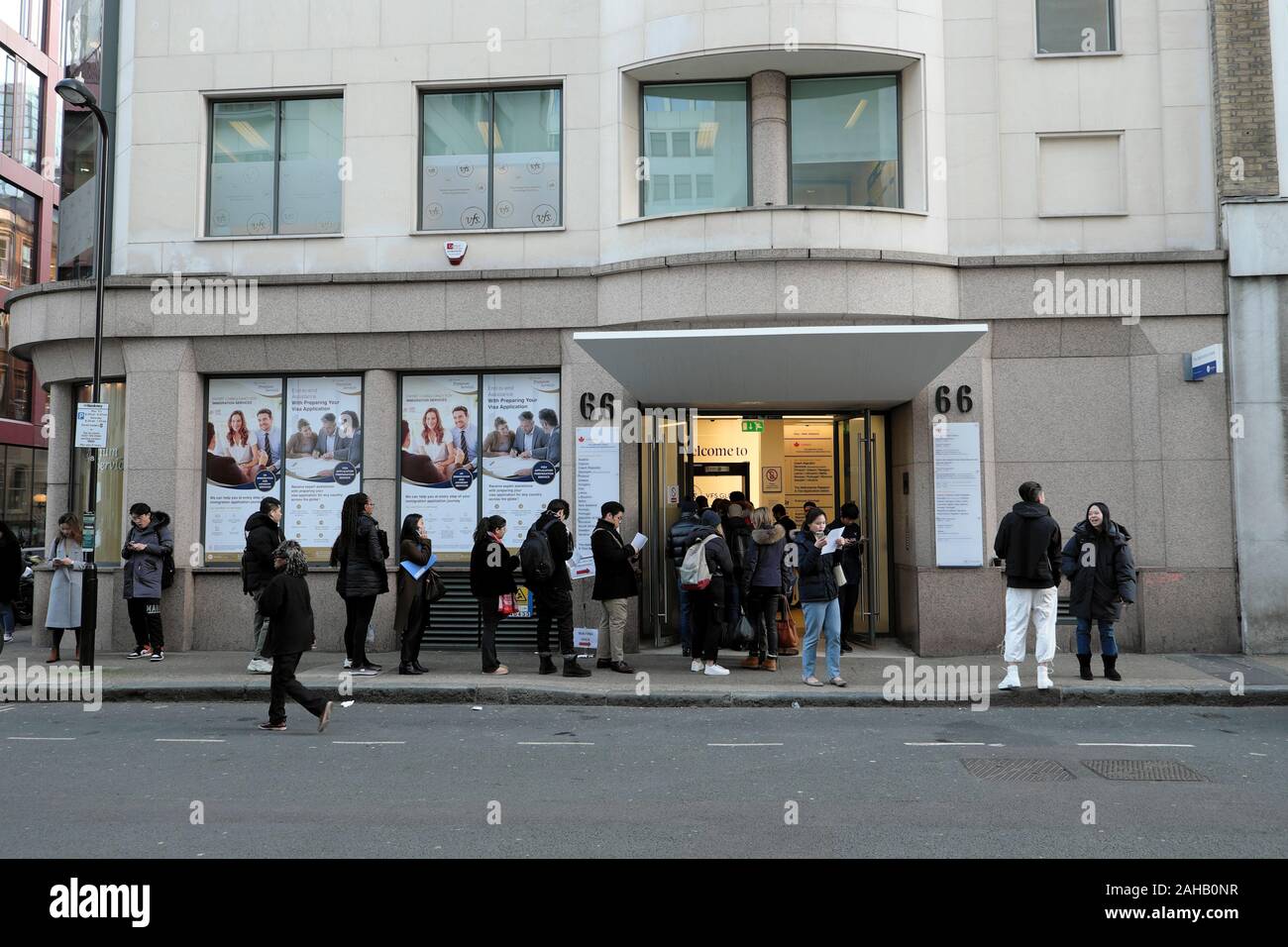 La gente fare la coda in piedi al di fuori del Canada Visa Application Center Office in Wilson Street Finsbury East London EC2 Inghilterra UK KATHY DEWITT Foto Stock