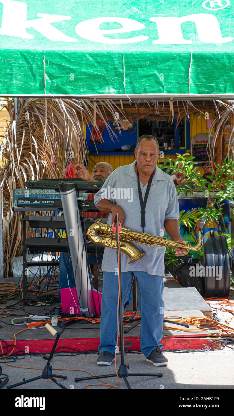Il sassofonista in Saint Kitts Foto Stock