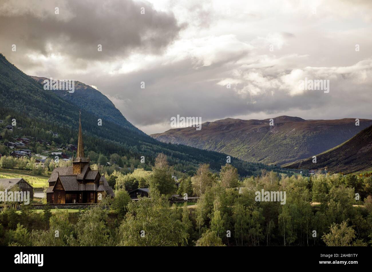 Doga Chiesa trova in Lom, Norvegia Lom doga chiesa (norvegese: Lom stavkyrkje) è una doga chiesa situata nel comune di Lom nella contea di Oppland, Norw Foto Stock