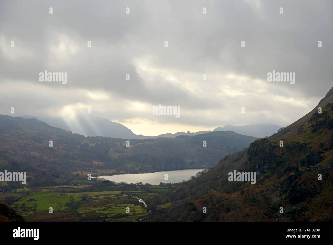 Piste di Snowdon, guardando in giù a Llyn Gwynant, cielo tempestoso. Foto Stock