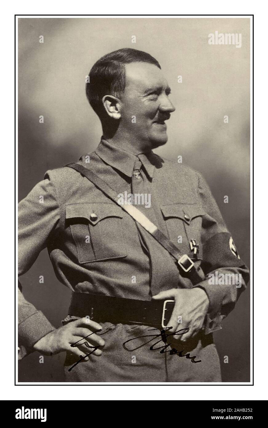 ADOLF HITLER (1889-1945) Führer del Terzo Reich in Germania 1934-1945. firmato propaganda promozionale cartolina fotografia. Adolf Hitler nazista in uniforme militare indossando un bracciale con la svastica. Firmato da Adolf Hitler Foto Stock