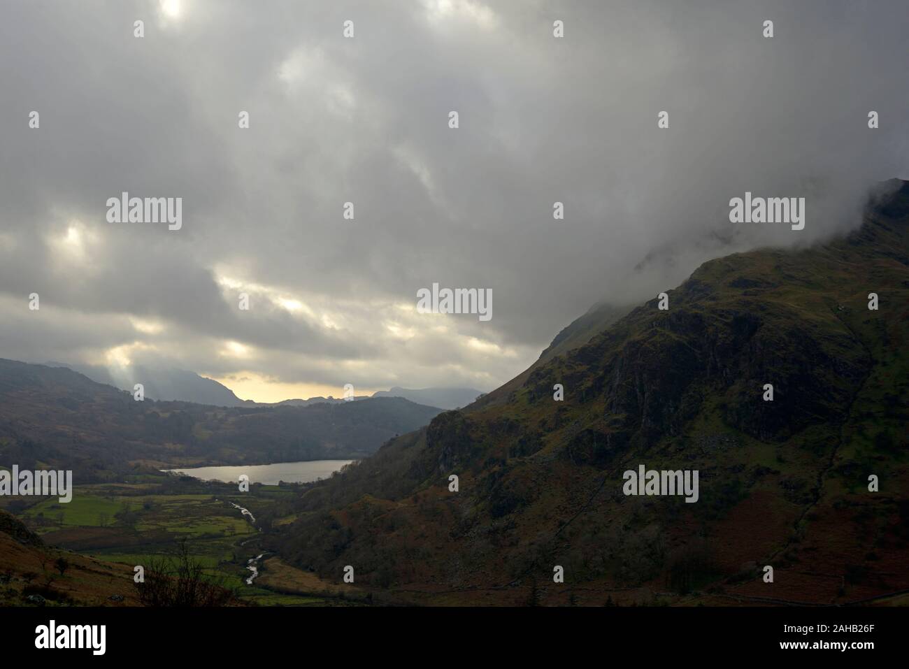 Piste di Snowdon che conducono in basso verso Llyn Gwynant, Snowdonia, Galles Foto Stock