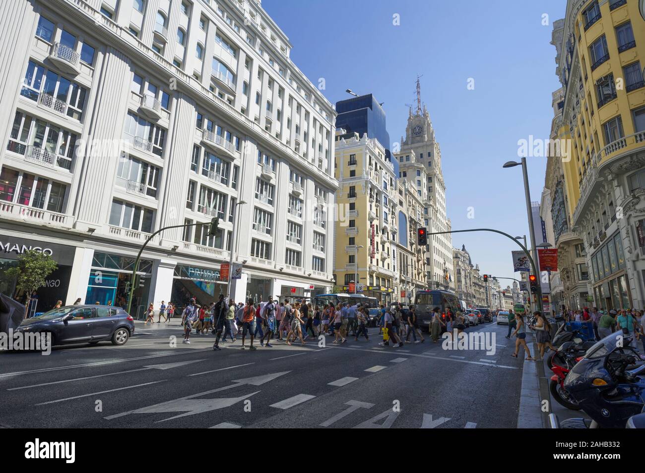 Un gruppo di persone che attraversano la strada a Madrid, Spagna Foto Stock