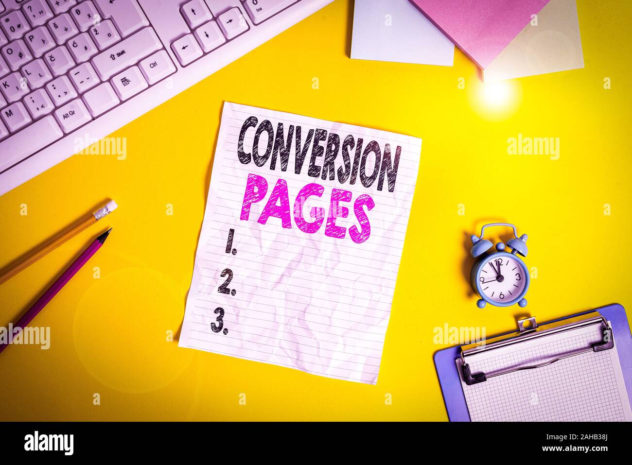 Segno di testo che mostra le pagine di conversione. Business photo viene visualizzato del testo in risposta al clic su un motore di ricerca spazio copia su notebook sopra backgro giallo Foto Stock