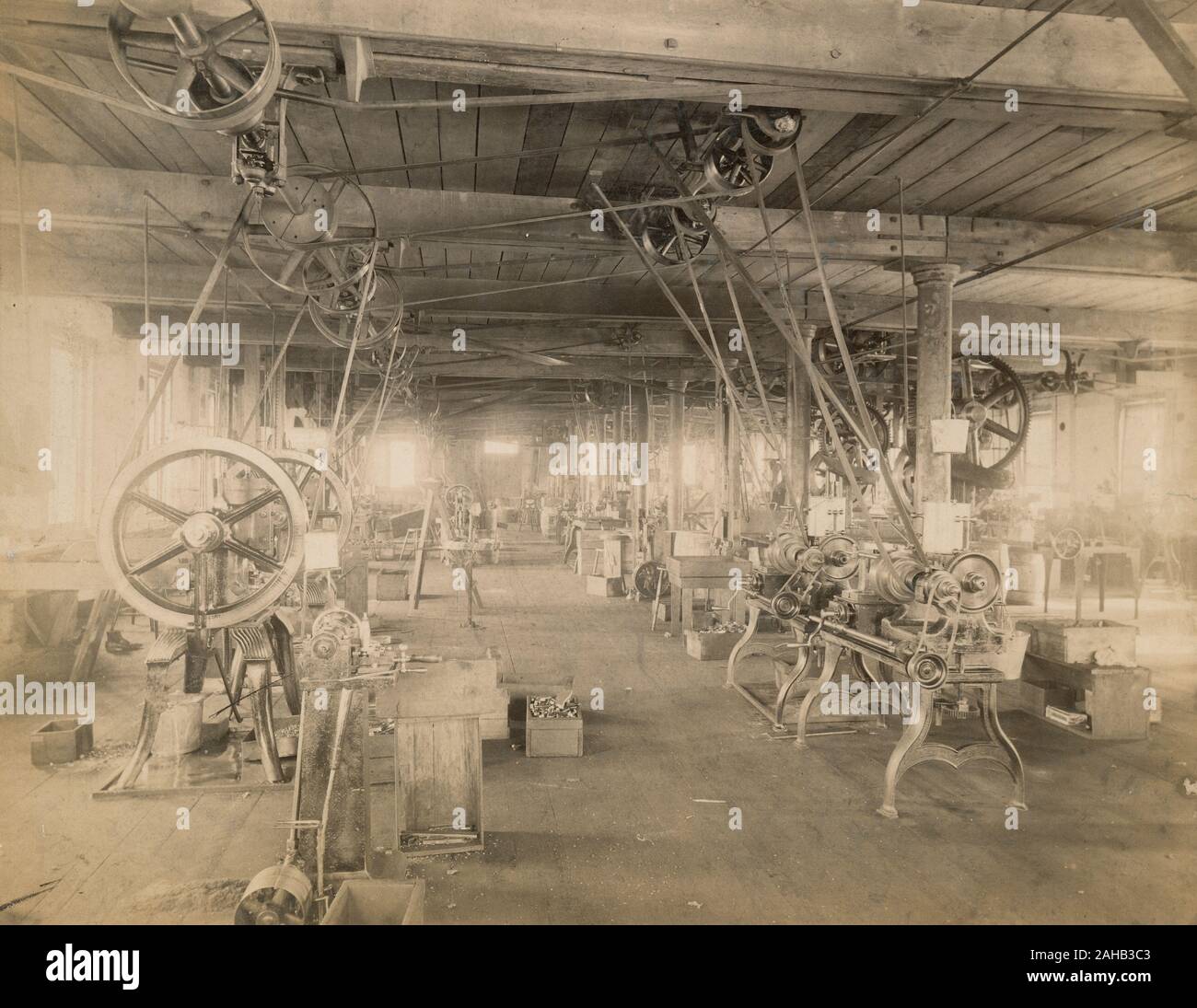 Antique c1890 fotografia, sala macchina a Crandall, pietra & Co. carrello fabbrica hardware in Binghamton, New York. Fonte: fotografia originale Foto Stock