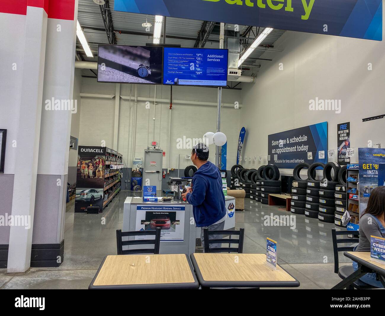 Orlando,FL/USA/-11/16 19: la pressione del pneumatico e il corridoio della batteria di un Sams Club all'ingrosso retail store con una varietà di pneumatici e batterie pronto per l'acquisto Foto Stock