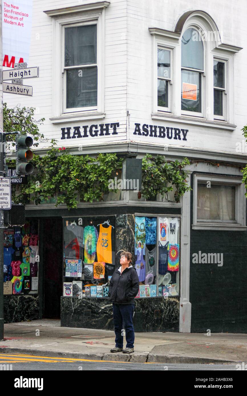 Angolo di Haight e Ashbury a San Francisco, Stati Uniti Foto Stock