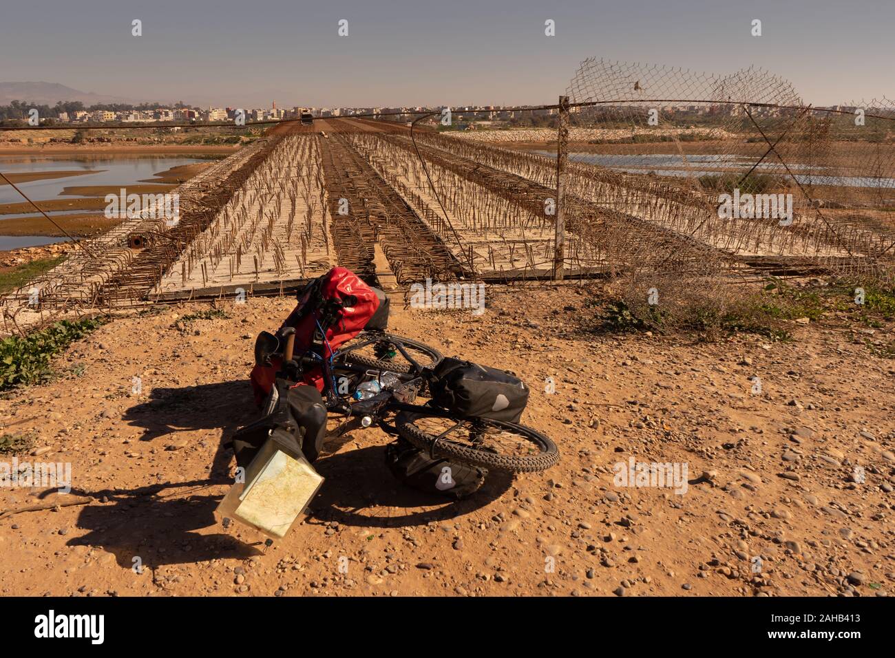Touring bike davanti a un ponte in costruzione al di sopra del oued souss Foto Stock