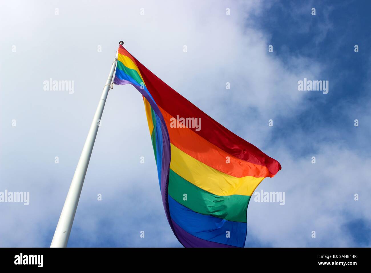Bandiera arcobaleno sul pennone. Basso angolo di visione. Quartiere Castro di San Francisco, Stati Uniti d'America. Foto Stock