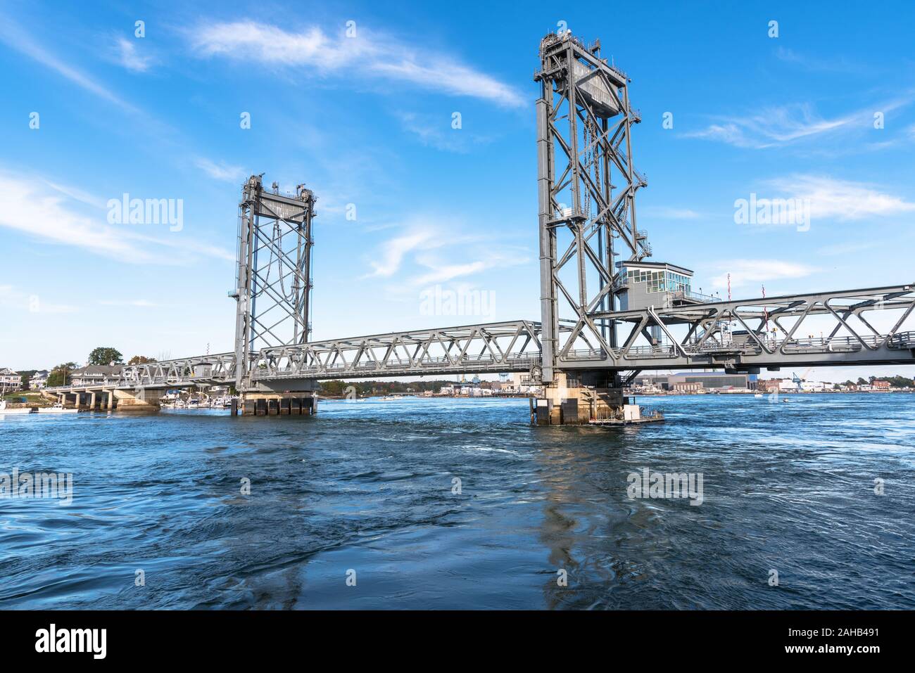Il sollevamento verticale ponte che attraversa un fiume mighty su una limpida giornata autunnale Foto Stock