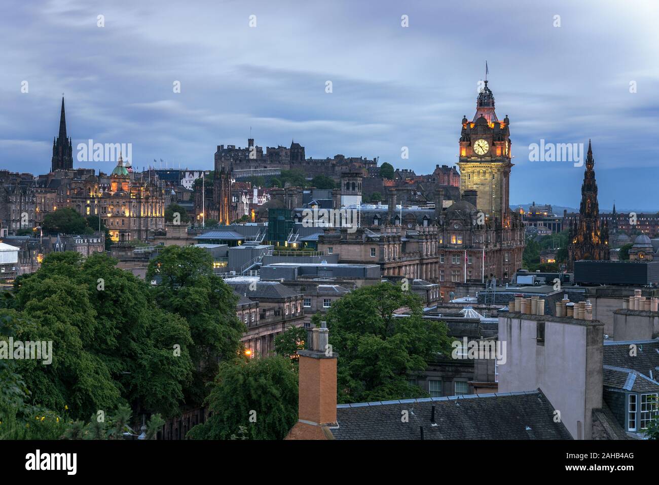 Vista sullo skyline di Edimburgo al crepuscolo Foto Stock