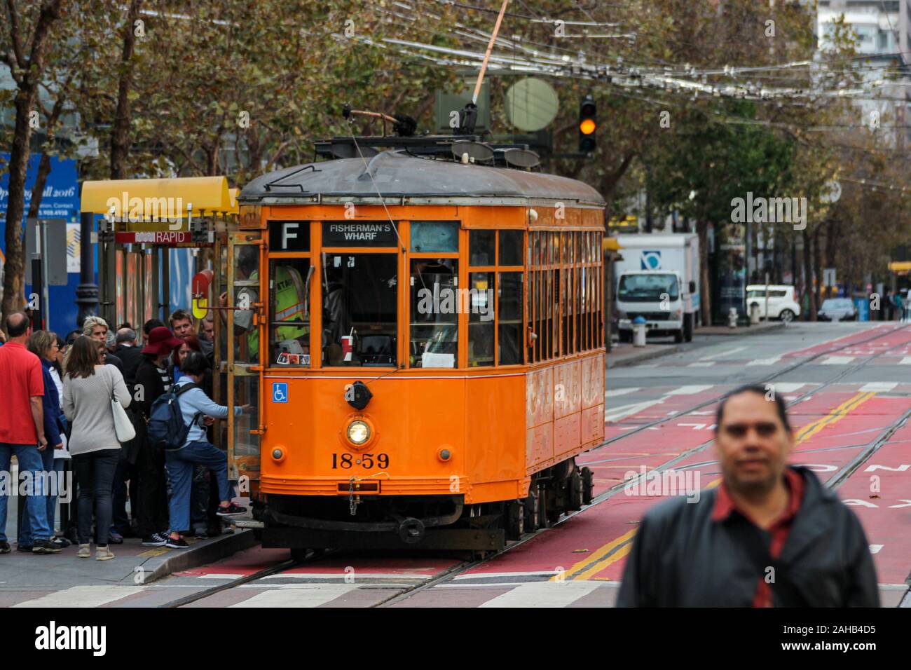 Patrimonio o tram tram vintage sulla linea F a San Francisco, Stati Uniti Foto Stock