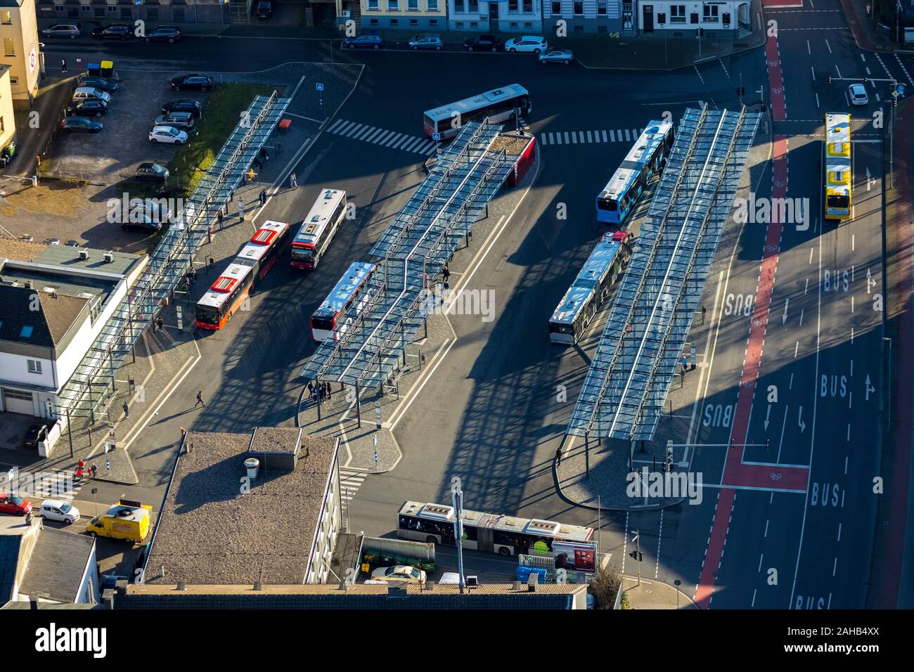 Vista aerea, la stazione degli autobus centrale ZOB a Friedrich-Ebert-Straße, Velbert, la zona della Ruhr, Renania settentrionale-Vestfalia, Germania, DE, Europa, uccelli-occhi vista, aeri Foto Stock