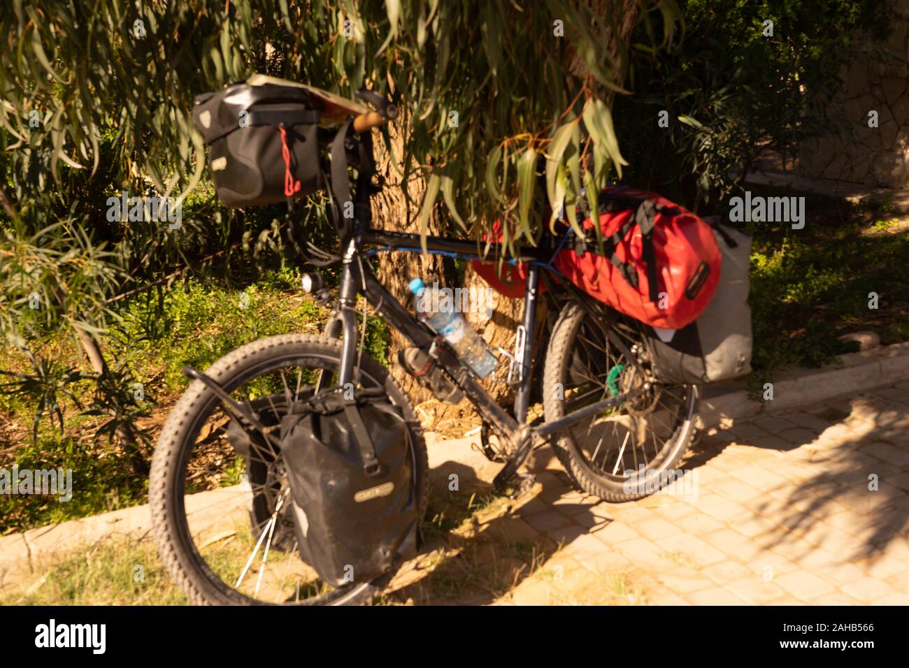 Touring bike completamente caricato Foto Stock