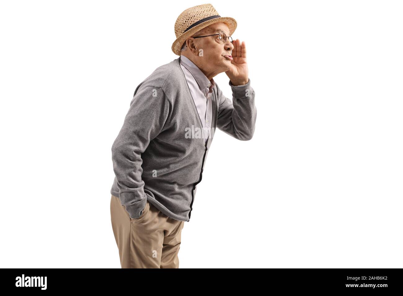 Colpo di profilo di un anziano gentiluomo whispering isolati su sfondo bianco Foto Stock