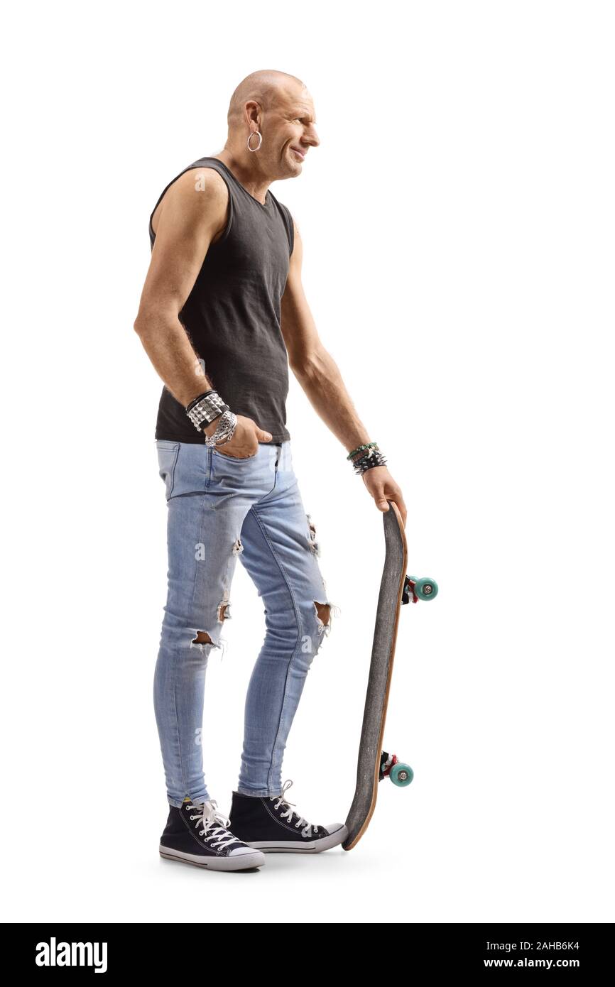 Lunghezza piena ripresa di profilo di un uomo calvo con uno skateboard isolati su sfondo bianco Foto Stock