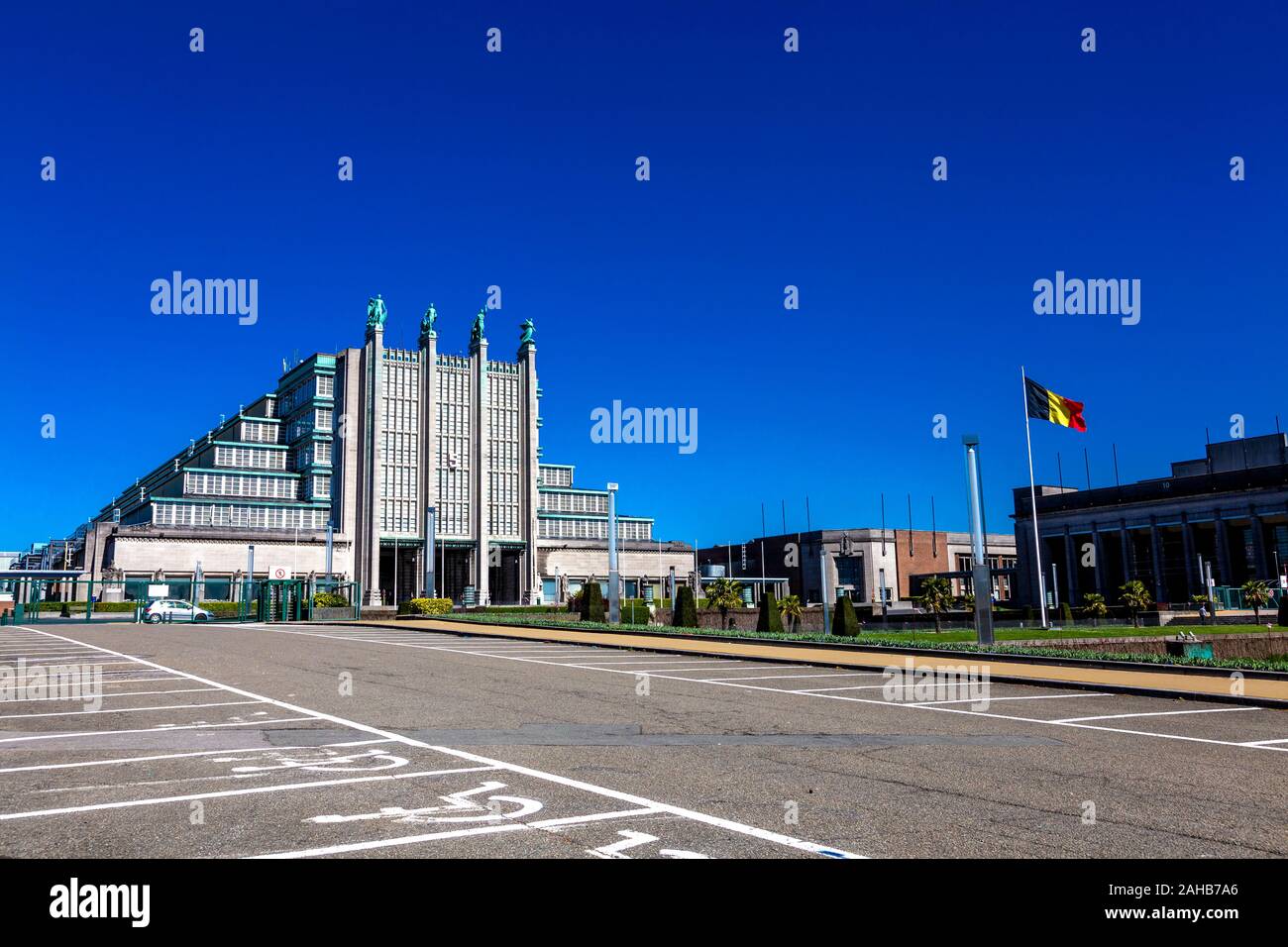 La facciata in stile art deco Expo di Bruxelles Edificio n. 5 (Centenario Palace) nell'Heysel Park, Bruxelles, Belgio Foto Stock