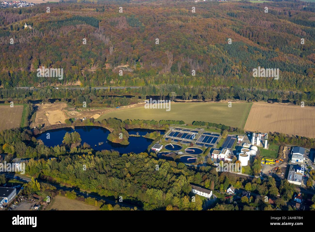 Fotografia aerea, Stadtwerke Arnsberg alimentazione idrica con impianto di trattamento dei liquami, valle della Ruhr percorso ciclo sito in costruzione sul fiume Ruhr, costruire Foto Stock