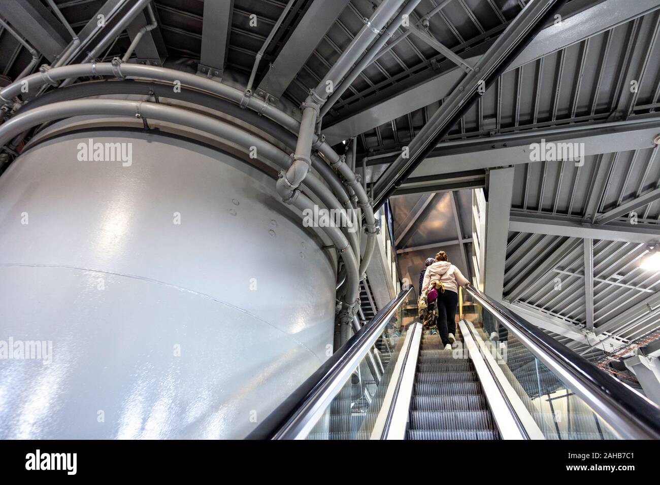 Interno dell'Atomium costruito per l'esposizione mondiale di Bruxelles del 1958, Bruxelles, Belgio Foto Stock