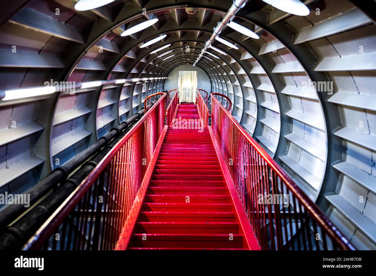 Scale rosse e tunnel all'interno dell'Atomium, costruito per l'Expo mondiale di Bruxelles del 1958 Foto Stock