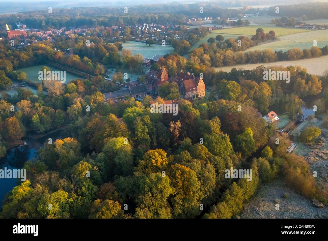Foto aerea, boarding school Schloss Hessen, mattina impressione, Golden ottobre, Hamm, la zona della Ruhr, Renania settentrionale-Vestfalia, Germania, DE, Europa, uccelli- Foto Stock