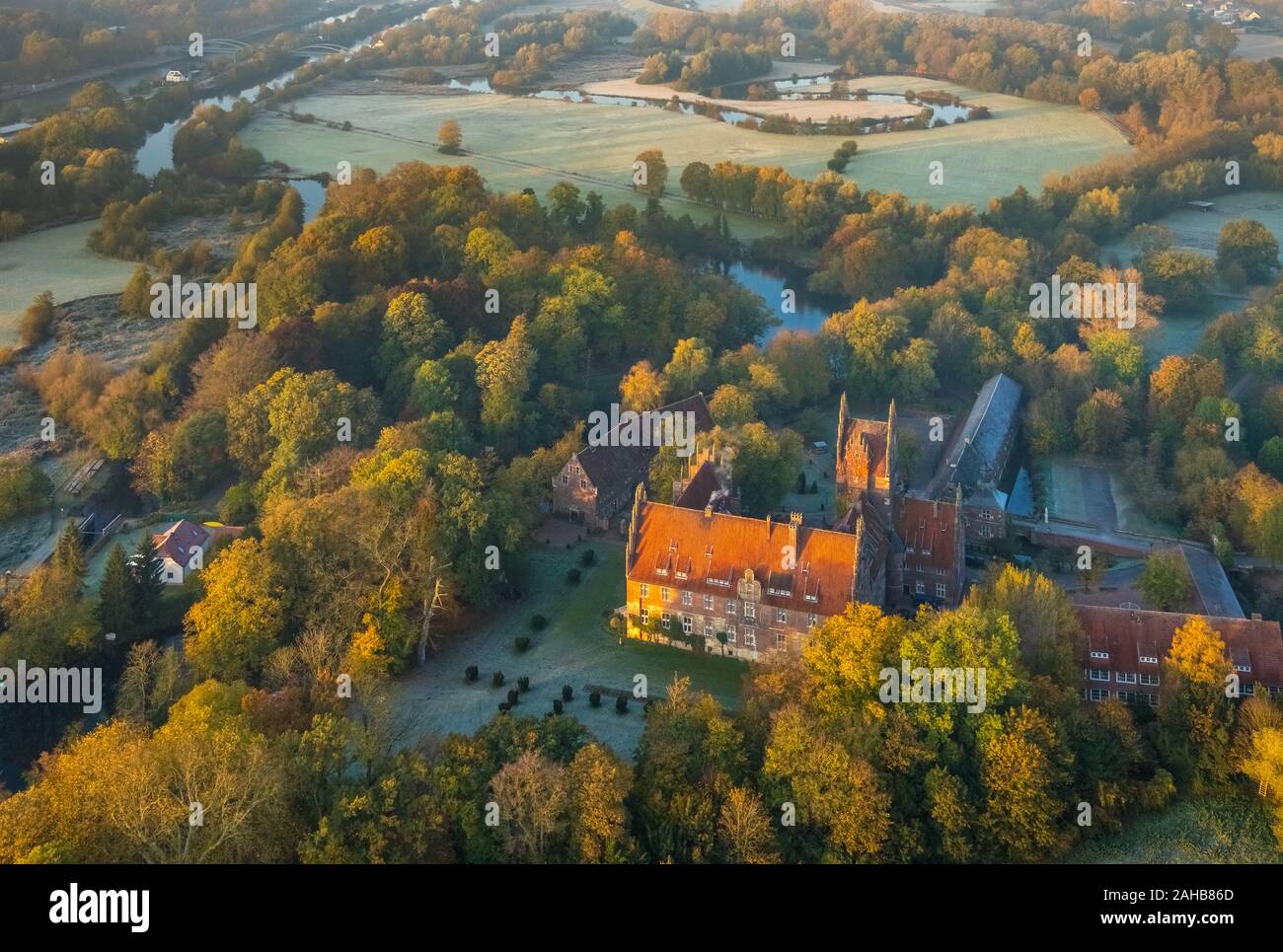 Foto aerea, boarding school Schloss Hessen, mattina impressione, Golden ottobre, Hamm, la zona della Ruhr, Renania settentrionale-Vestfalia, Germania, DE, Europa, uccelli- Foto Stock