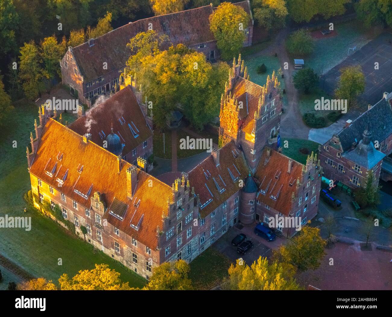 Vista aerea, Schloss Oberwerries sul fiume Lippe, Lippeaue, oche in volo sopra il castello, mattina impressione, Golden ottobre, Hamm, la zona della Ruhr, né Foto Stock