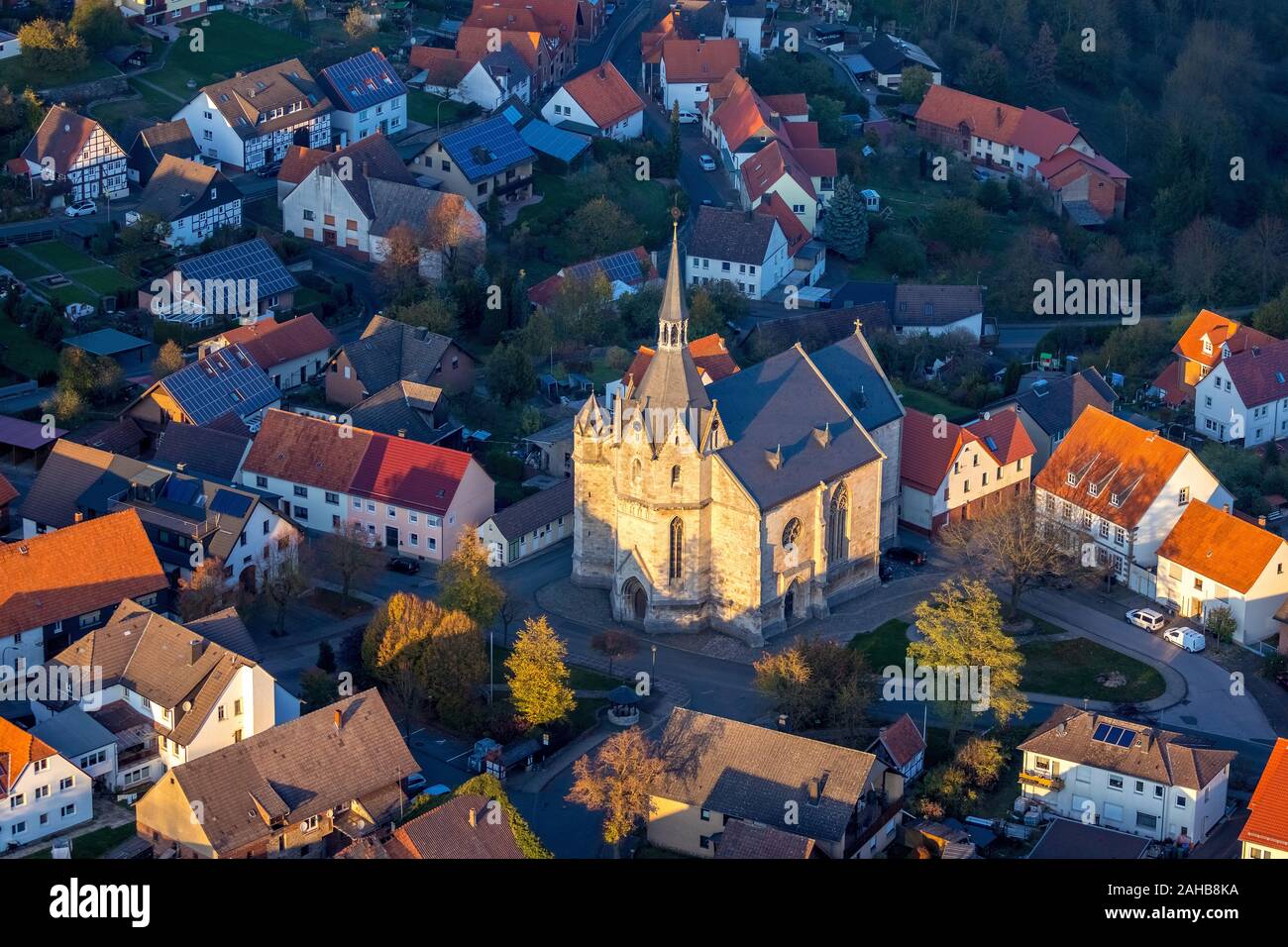 Foto aerea, panoramica Obermarsberg, Chiesa Collegiata di San Pietro e Paolo e cattolica chiesa Nikolaikirche , Marsberg, Sauerland, Renania settentrionale-Vestfalia Foto Stock