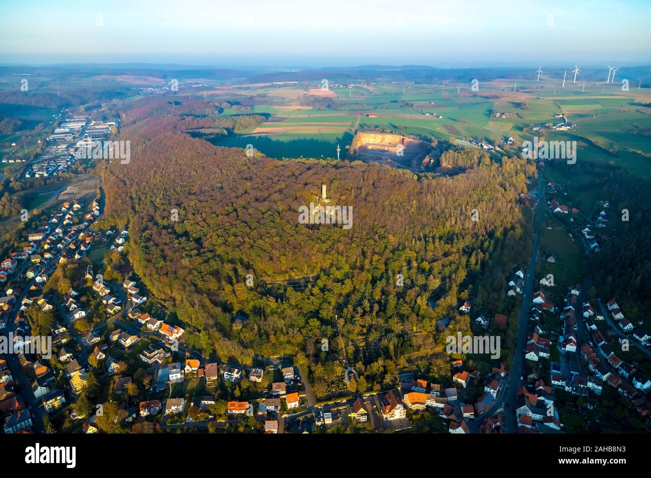 Vista aerea, Bilstein torre in autunno la foresta, Marsberg, Sauerland, Renania settentrionale-Vestfalia, Germania, DE, Europa, uccelli-occhi, vista la fotografia aerea, ae Foto Stock