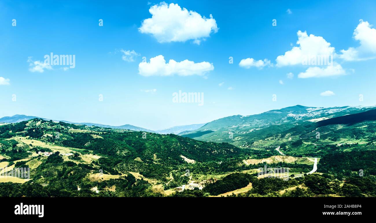 Paesaggio panoramico di verdi colline nella campagna molisana nel sud Italia. Foto Stock