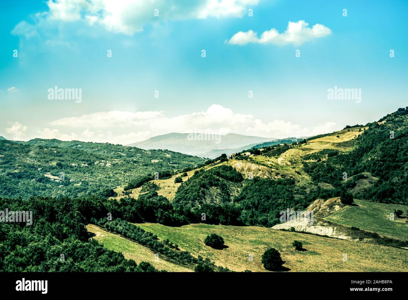 Paesaggio panoramico di verdi colline nella campagna molisana nel sud Italia. Foto Stock