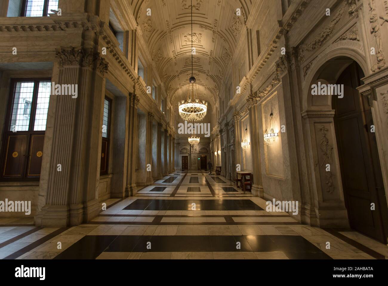 Amsterdam, Paesi Bassi - 26 dicembre 2019: interni colpo di Koninklijk Paleis in Amsterdam, arredi in stile barocco riempie la camera, nessun popolo sono visibili Foto Stock