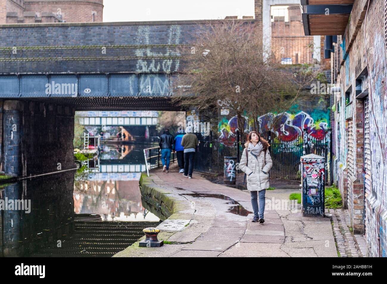Donna che cammina lungo il canale alzaia vicino a Camden Lock, Lonndon, Regno Unito. Foto Stock