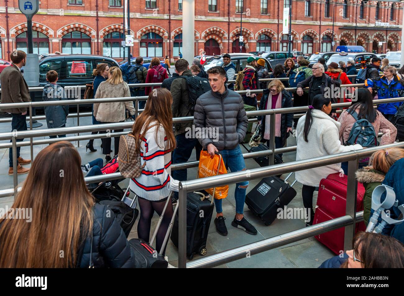 Persone in coda per i taxi alla stazione ferroviaria di St. Pancras, Londra, Regno Unito. Foto Stock