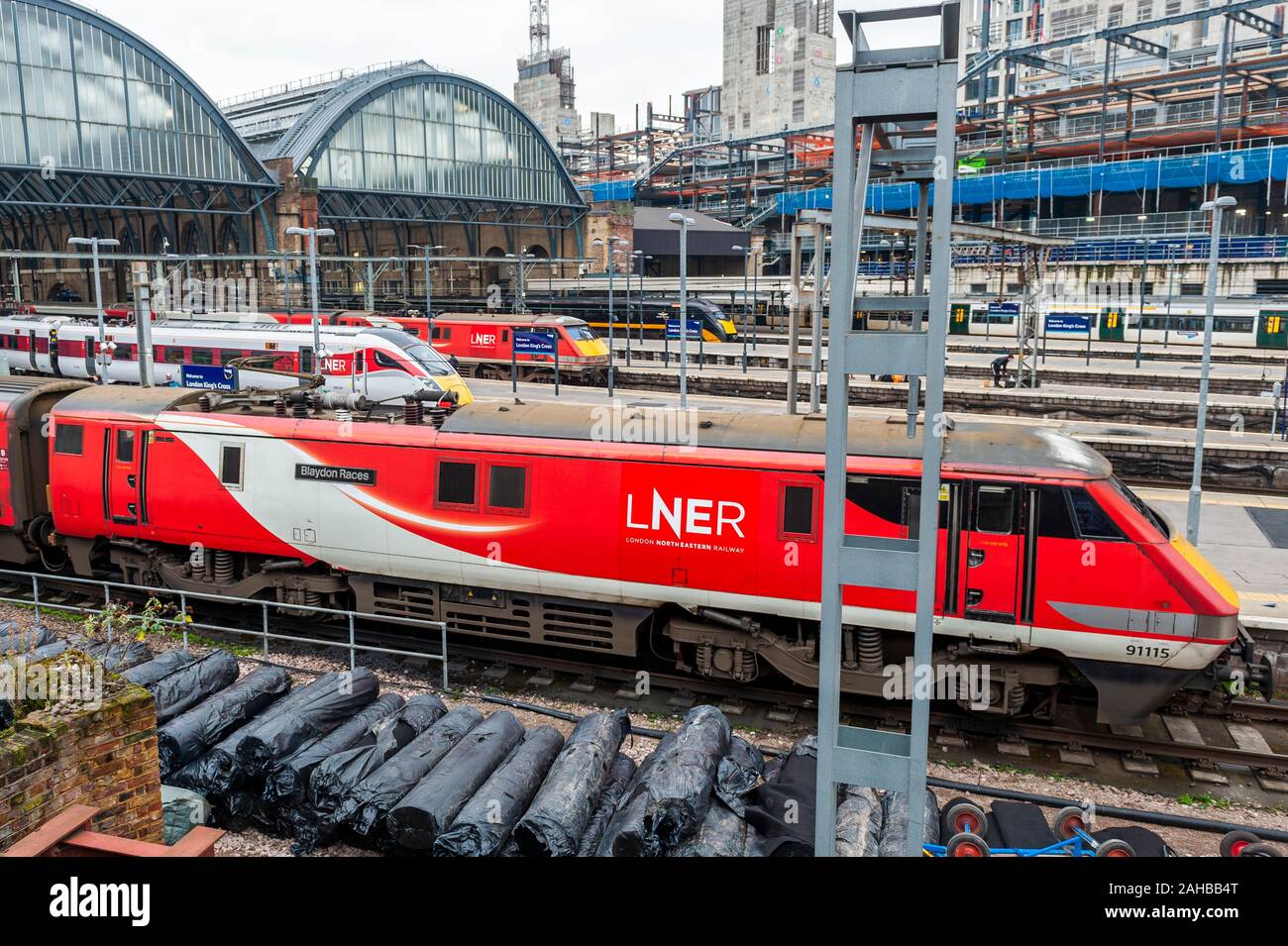 I treni in attesa di partire a Kings Cross stazione ferroviaria, Londra, Regno Unito. Foto Stock