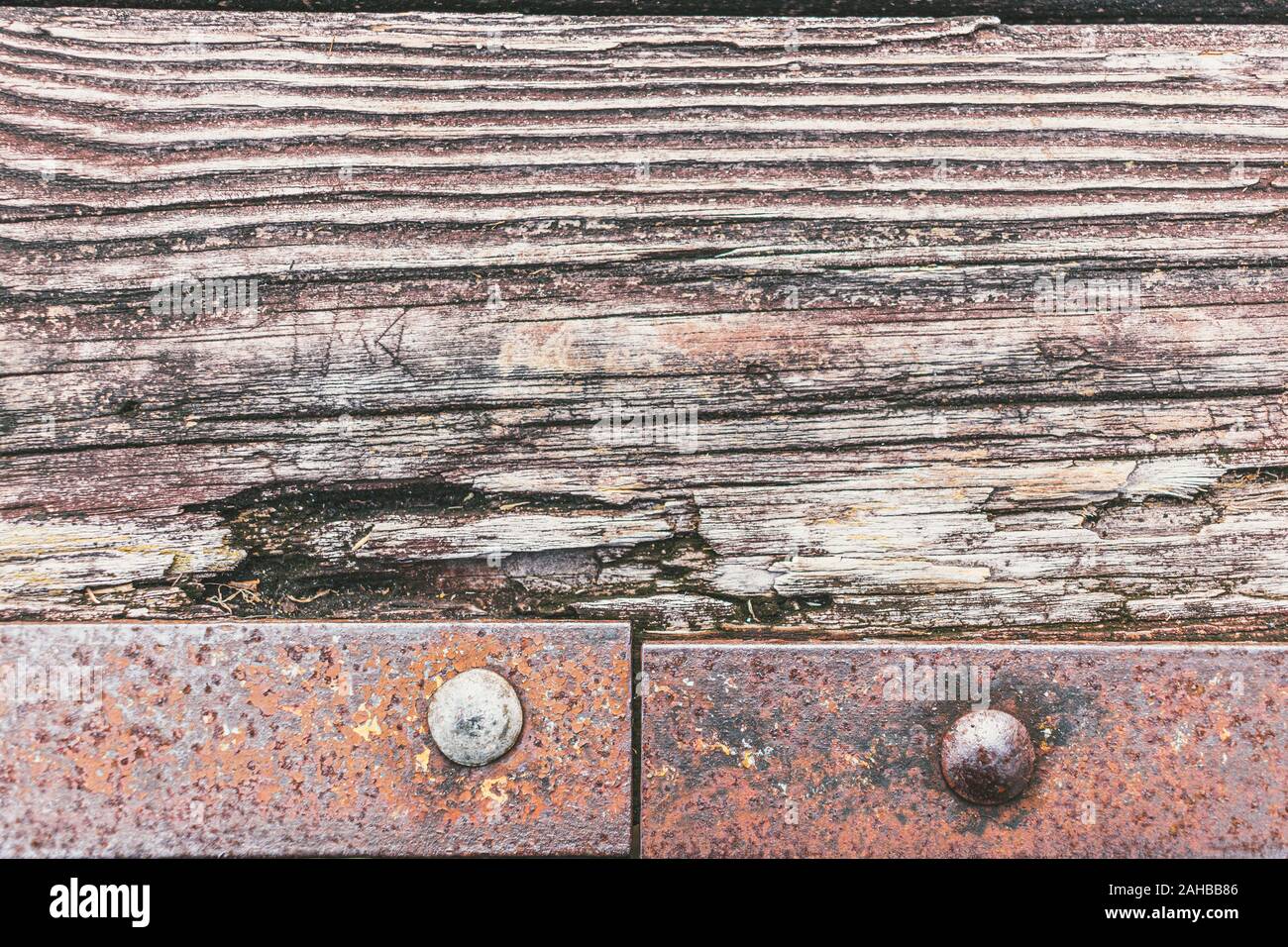 Il legno vecchio e arrugginito carrello metallico texture di sfondo Foto Stock