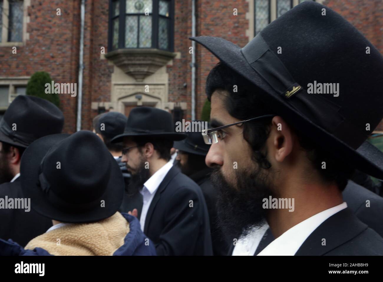 New York, New York, Stati Uniti d'America. 27 Dic, 2019. New York Cty Sindaco Bill De Blasio visite il Brooklyn quartiere di Crown Heights e il Chabad Lubavitch quartier generale a parlare sui recenti atti di antisemitismo perpetrati nell'area di New York City il 27 dicembre 2019 in Crown Heights sezione di New York City. Credito: Mpi43/media/punzone Alamy Live News Foto Stock