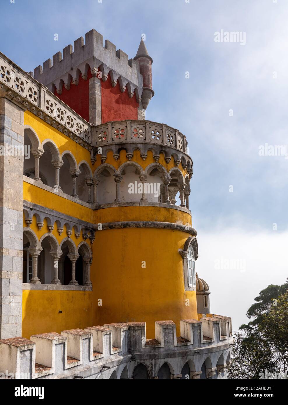 Sintra, Portogallo - 21 August 2019: nuvole basse e la nebbia nascondi le colorate e spettacolari torri di Pena Palace Foto Stock