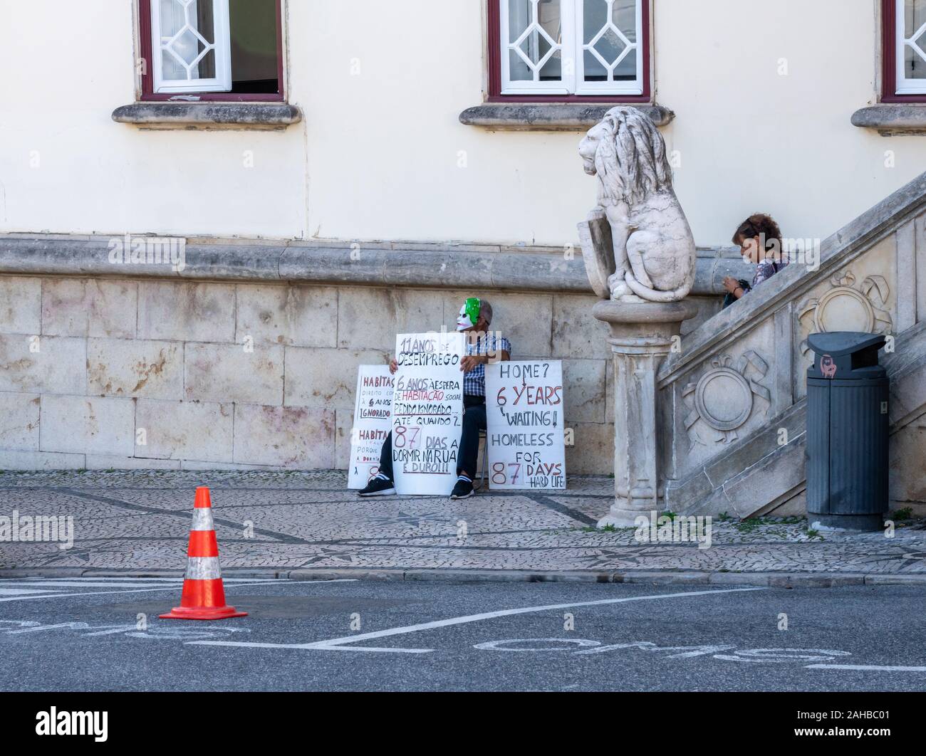 Sintra, Portogallo - 21 August 2019: uomo senza tetto a protestare il problema della mancanza di case al di fuori della città di Hall in Sintra Foto Stock