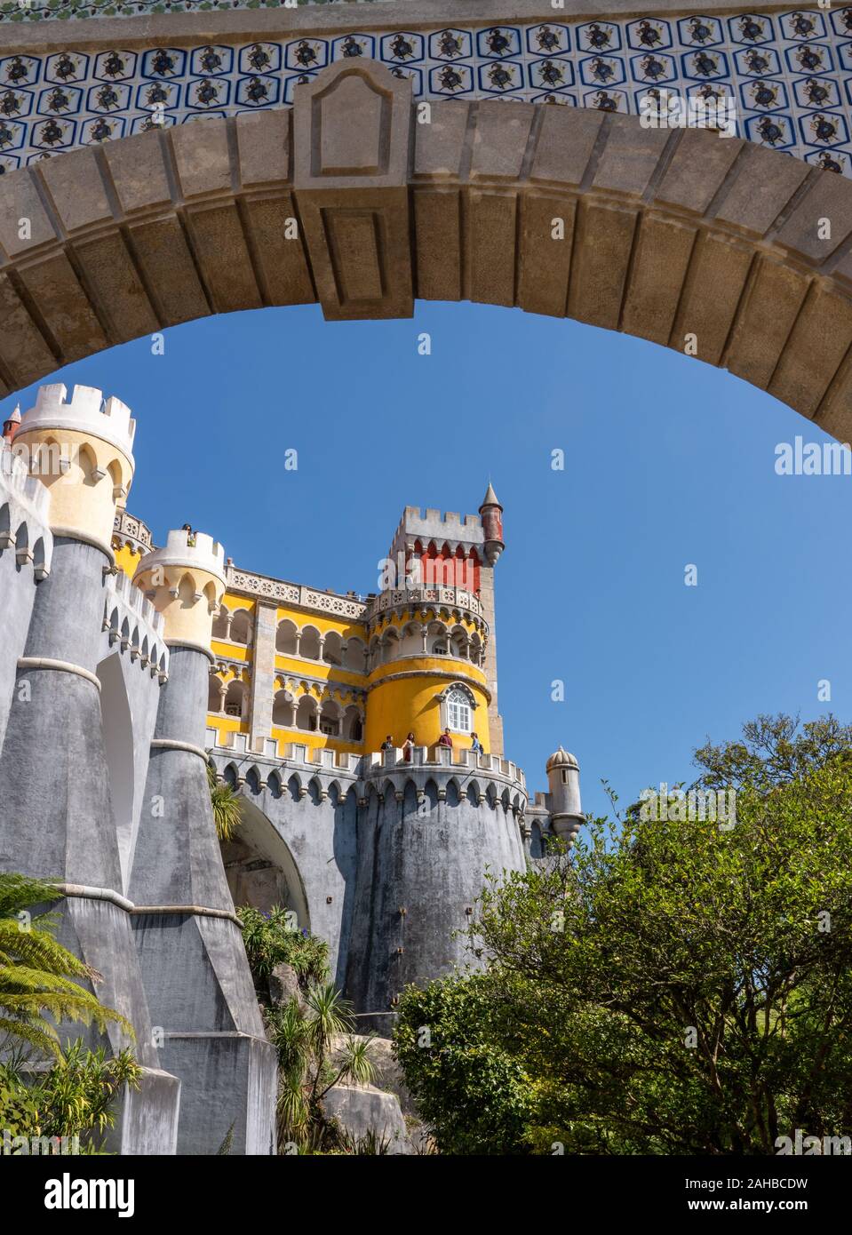 Sintra, Portogallo - 21 August 2019: turisti sul balcone della coloratissima e drammatici torri di Pena Palace Foto Stock
